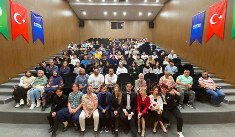 Seyirlik komedi oyunu ile seyircileriyle buluştu