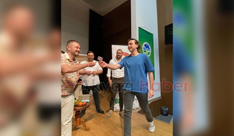 Seyirlik komedi oyunu ile seyircileriyle buluştu