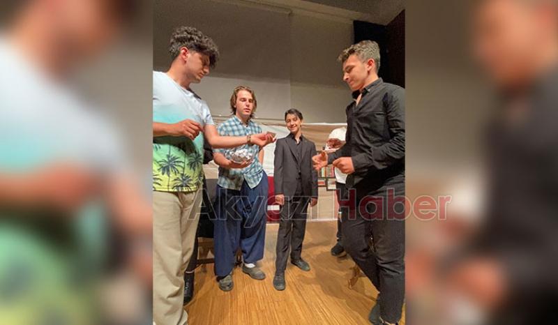 Seyirlik komedi oyunu ile seyircileriyle buluştu