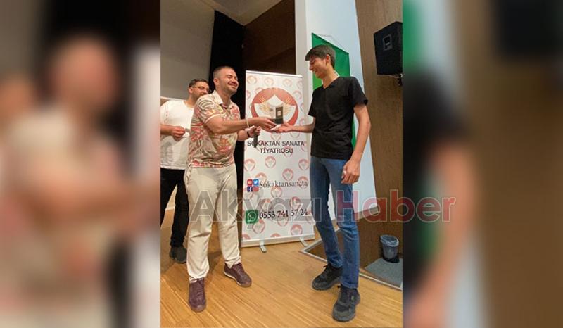 Seyirlik komedi oyunu ile seyircileriyle buluştu