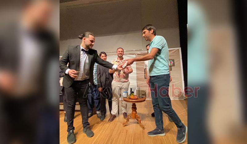 Seyirlik komedi oyunu ile seyircileriyle buluştu