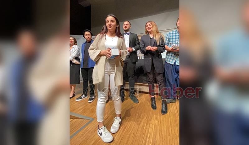 Seyirlik komedi oyunu ile seyircileriyle buluştu