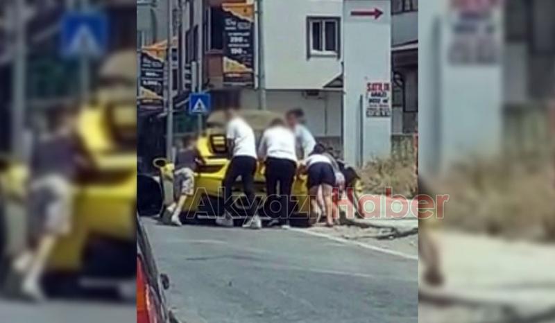 Lüks aracın çevresinde toplanarak ittirdiler, başarılı olamadılar