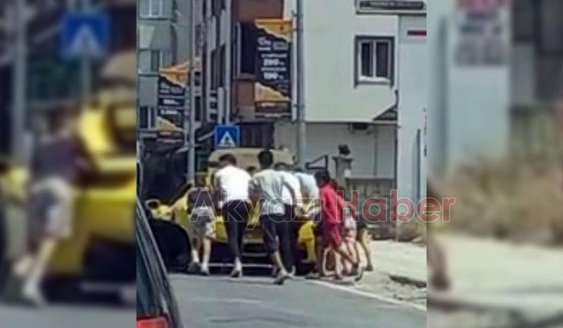 Lüks aracın çevresinde toplanarak ittirdiler, başarılı olamadılar