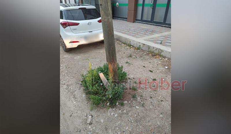 Yıkılmak üzere olan direk tehlike oluşturuyor