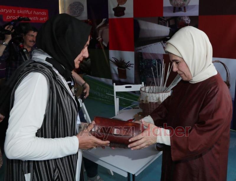 Emine Erdoğan'dan Büyükşehir standını ziyaret