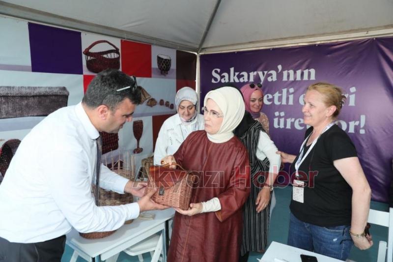 Emine Erdoğan'dan Büyükşehir standını ziyaret