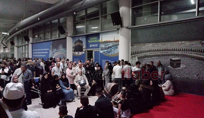 Sakarya hac kafilesi dualarla uğurlandı