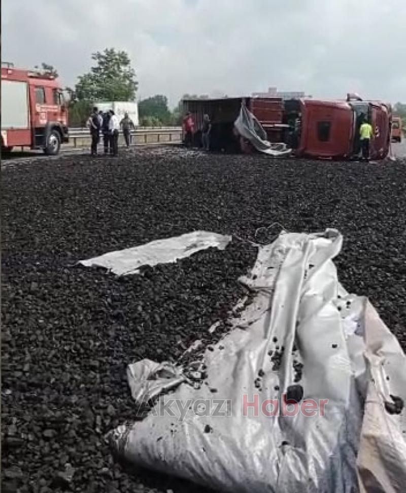 Otoyolda tır devrildi, kömürler yola saçıldı