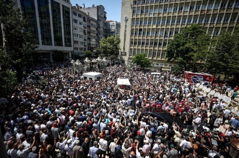 Cüneyt Arkını binlerce kişi gözyaşlarıyla uğurladı