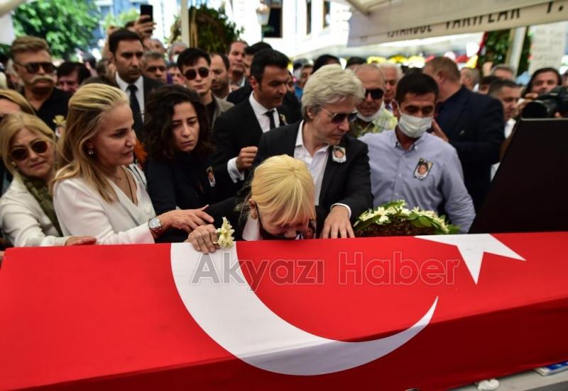 Cüneyt Arkını binlerce kişi gözyaşlarıyla uğurladı