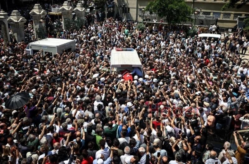 Cüneyt Arkını binlerce kişi gözyaşlarıyla uğurladı