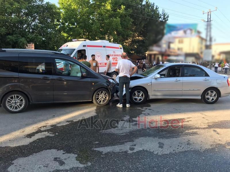 Araçların kafa kafaya çarpıştığı kaza kamerada