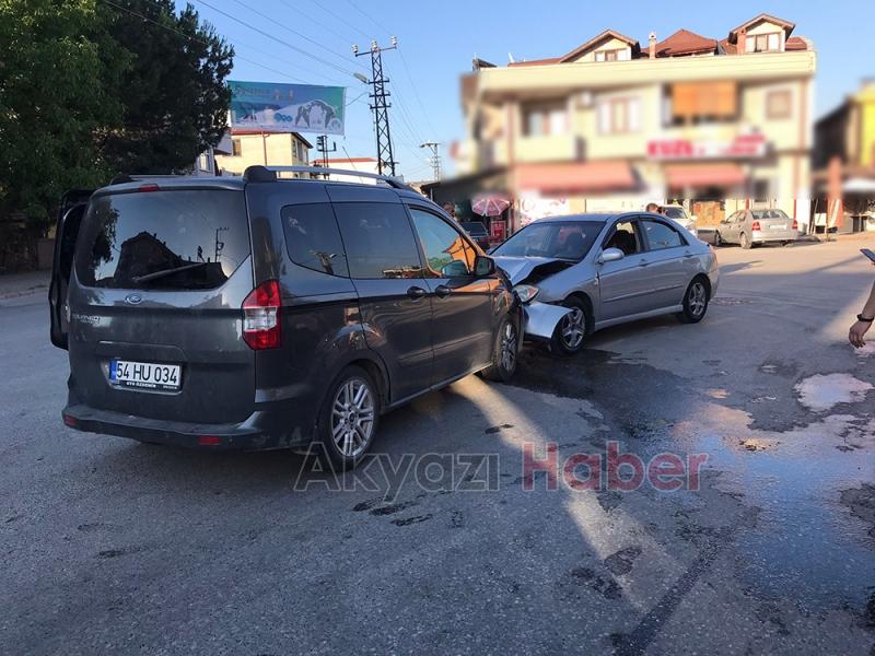 Araçların kafa kafaya çarpıştığı kaza kamerada