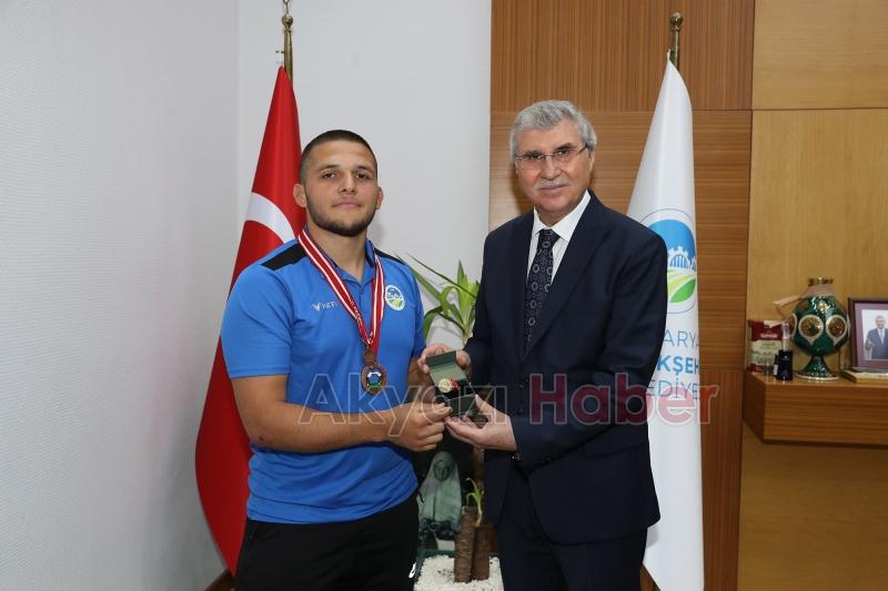 En genç başpehlivanın hedefi altın kemer