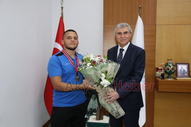 En genç başpehlivanın hedefi altın kemer