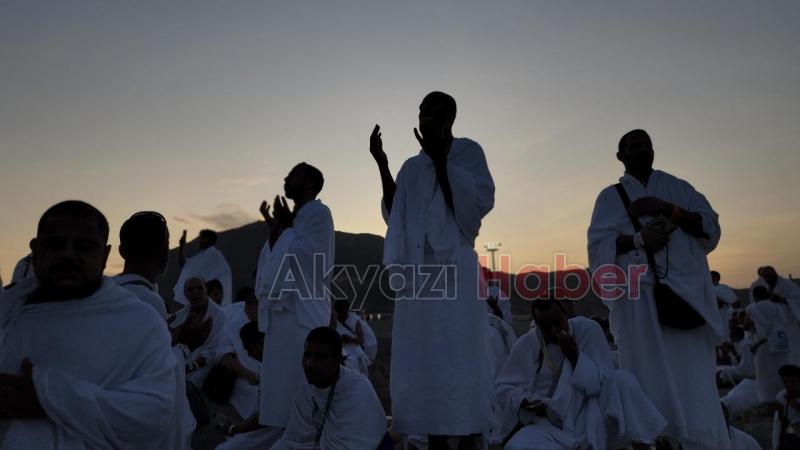 Salgın sonrası ilk kez hacı adayları Arafat’ta vakfeye duruyor