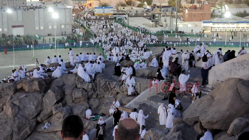 Salgın sonrası ilk kez hacı adayları Arafat’ta vakfeye duruyor