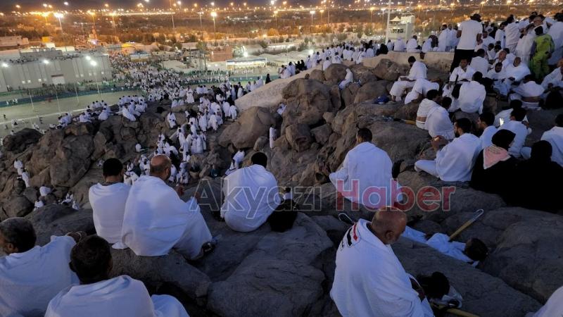 Salgın sonrası ilk kez hacı adayları Arafat’ta vakfeye duruyor