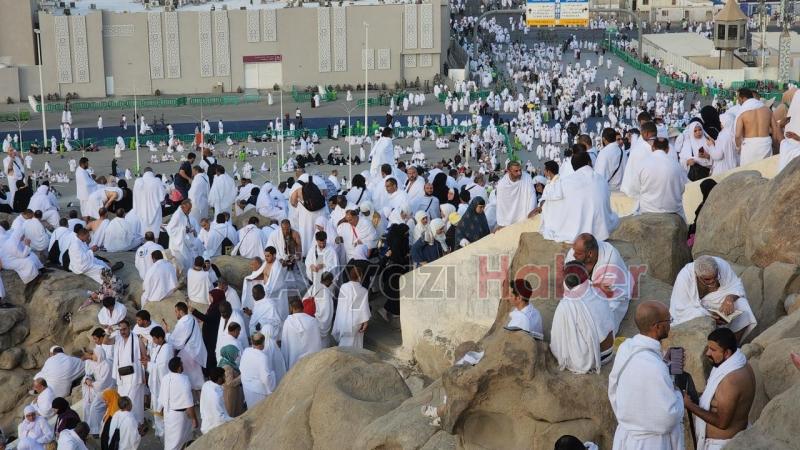 Salgın sonrası ilk kez hacı adayları Arafat’ta vakfeye duruyor