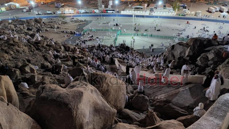 Salgın sonrası ilk kez hacı adayları Arafat’ta vakfeye duruyor