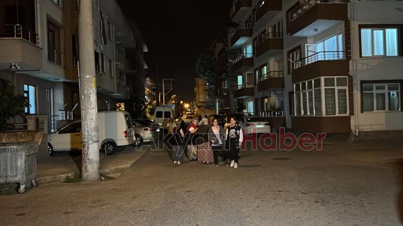4.2'lik deprem vatandaşı sokağa döktü