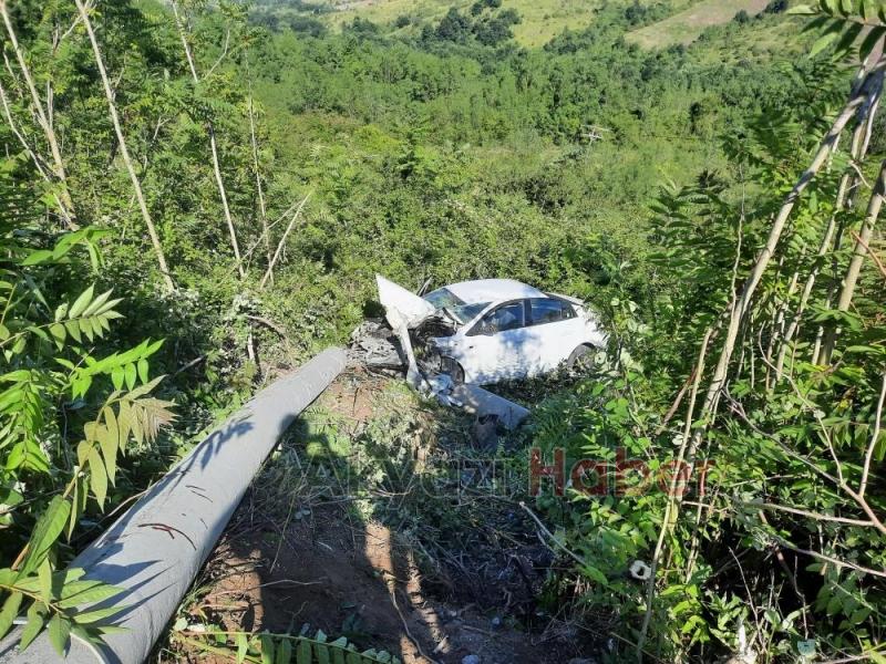 Beton direği yıkıp şarampole yuvarlandı: 1 ölü, 2 ağır yaralı