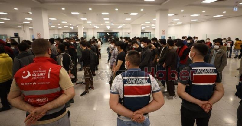 Sakarya'da yakalanan 82 düzensiz göçmen sınır dışı edildi