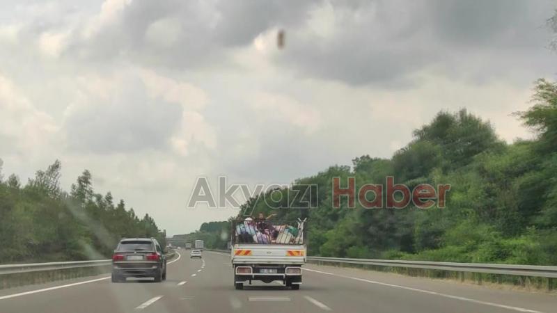 Kamyonet kasasında çocukların tehlikeli eğlencesi