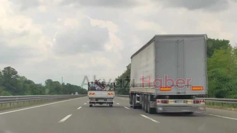 Kamyonet kasasında çocukların tehlikeli eğlencesi