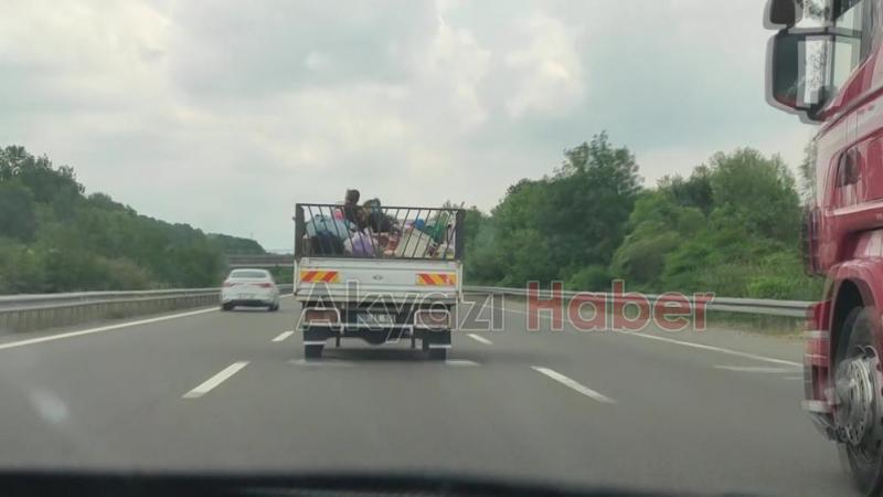 Kamyonet kasasında çocukların tehlikeli eğlencesi