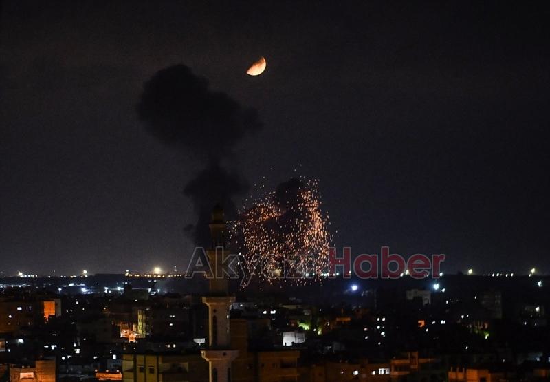 İsrail, abluka altındaki Gazze Şeridi'ni bombaladı