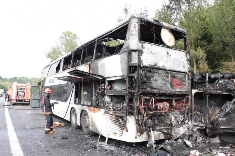 74 yolcusu olan çift katlı otobüs alev alev yandı