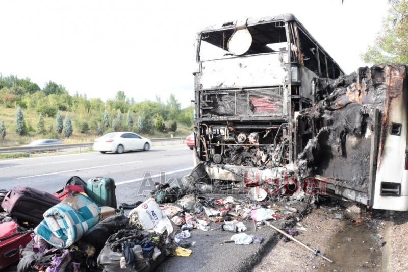74 yolcusu olan çift katlı otobüs alev alev yandı