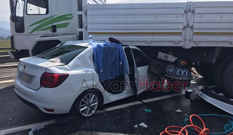 Otomobil, yan dönen kamyona ok gibi saplandı: 1 ölü 4 yaralı