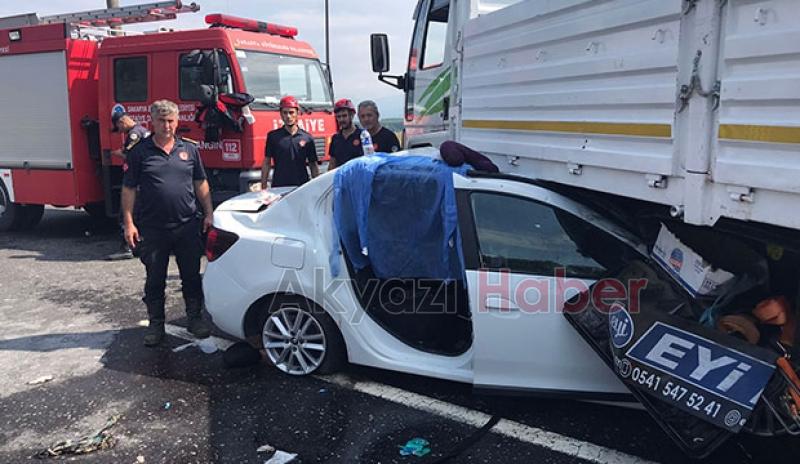 Otomobil, yan dönen kamyona ok gibi saplandı: 1 ölü 4 yaralı