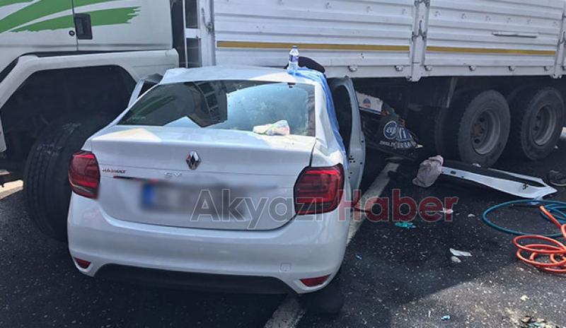 Otomobil, yan dönen kamyona ok gibi saplandı: 1 ölü 4 yaralı