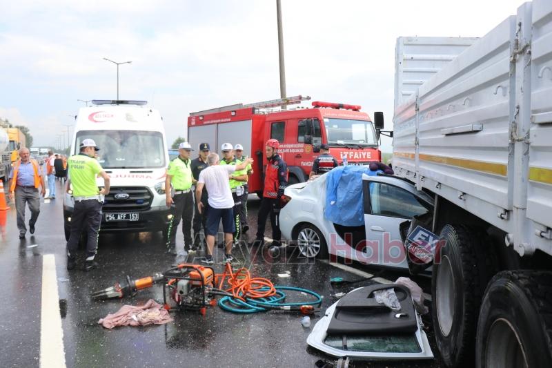 Otomobil, yan dönen kamyona ok gibi saplandı: 1 ölü 4 yaralı