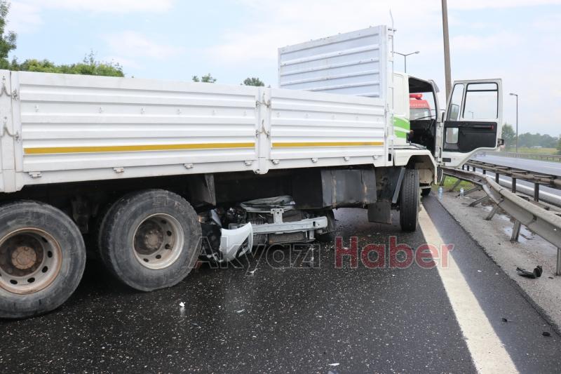 Otomobil, yan dönen kamyona ok gibi saplandı: 1 ölü 4 yaralı