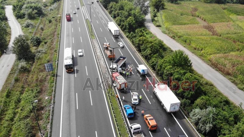 Otomobil, yan dönen kamyona ok gibi saplandı: 1 ölü 4 yaralı