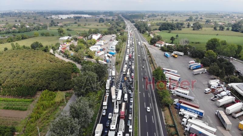 Otomobil, yan dönen kamyona ok gibi saplandı: 1 ölü 4 yaralı