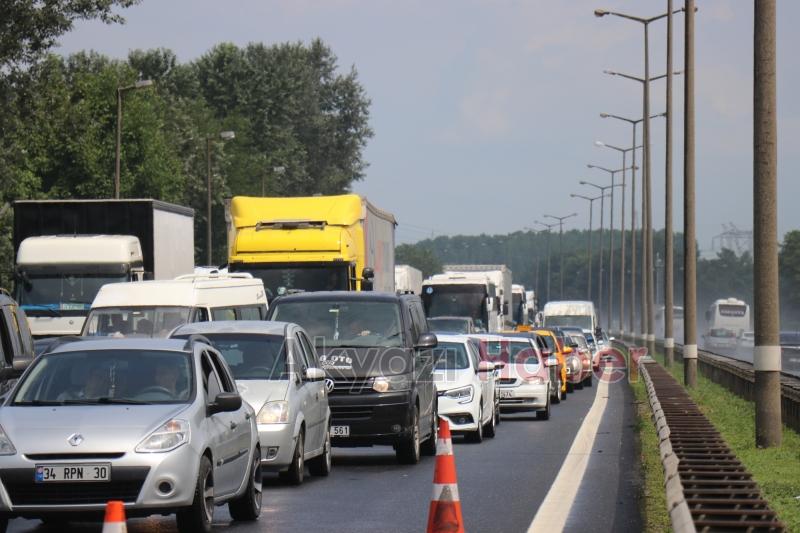 Otomobil, yan dönen kamyona ok gibi saplandı: 1 ölü 4 yaralı