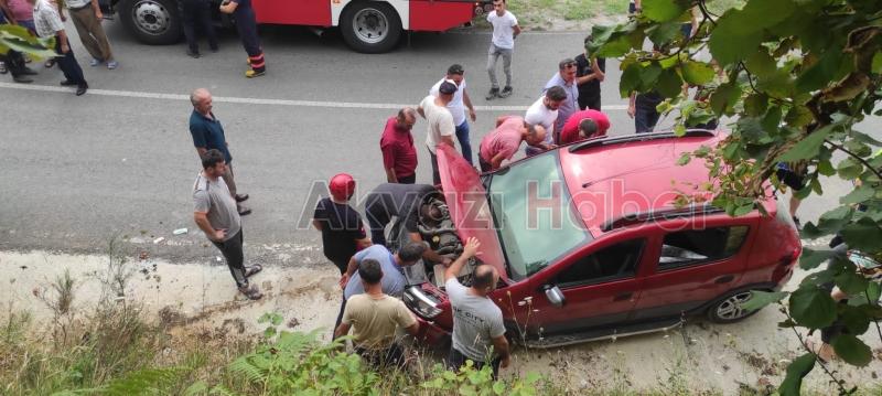 Kontrolden çıkan otomobil yan yattı: 3 yaralı
