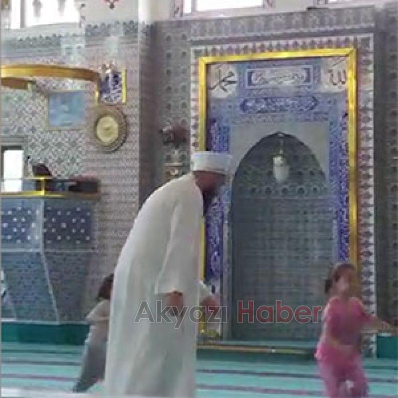 İmam camide çocuklarla saklambaç oynadı