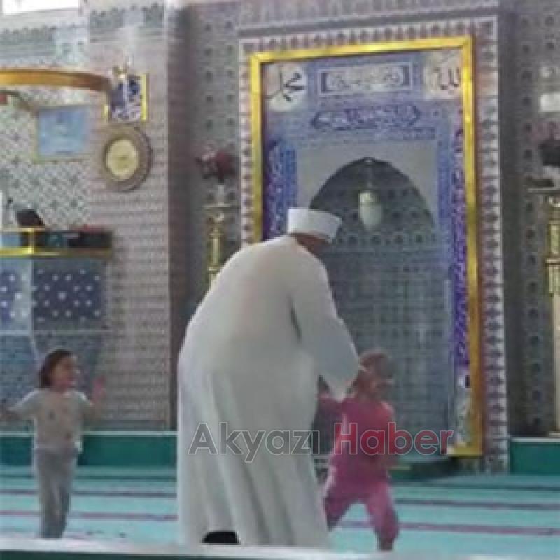İmam camide çocuklarla saklambaç oynadı