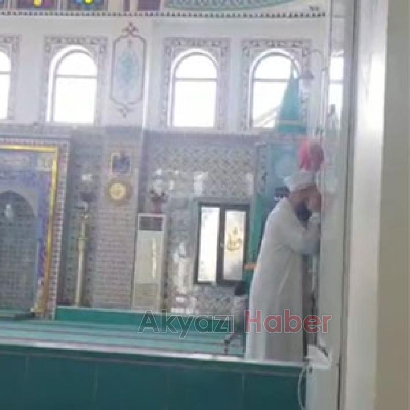 İmam camide çocuklarla saklambaç oynadı