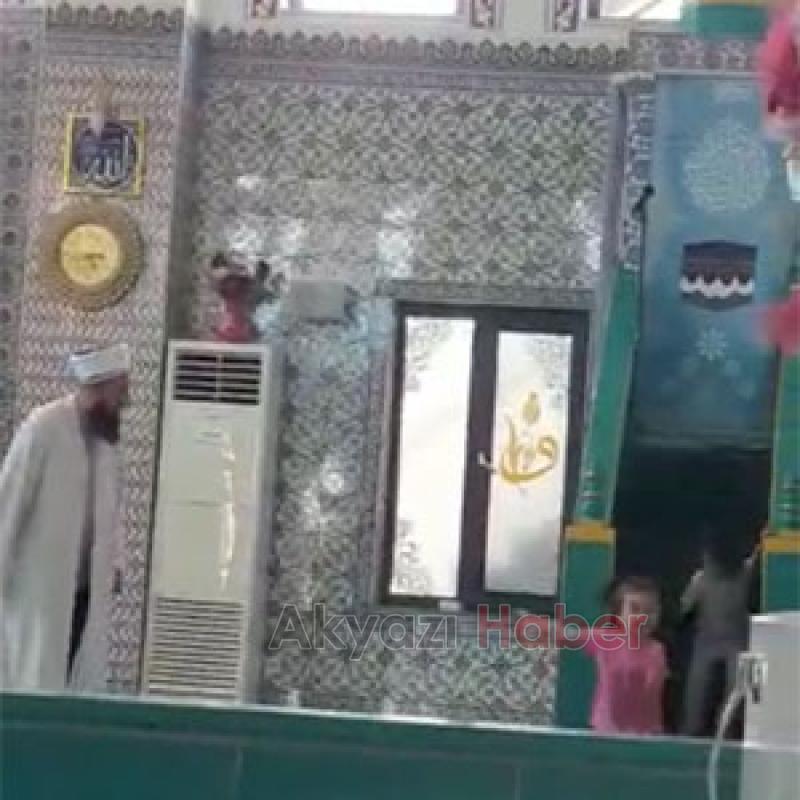 İmam camide çocuklarla saklambaç oynadı