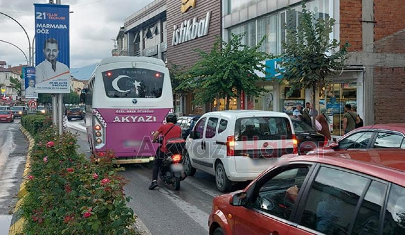 Akyazı'da çift sıra park trafiği kilitledi