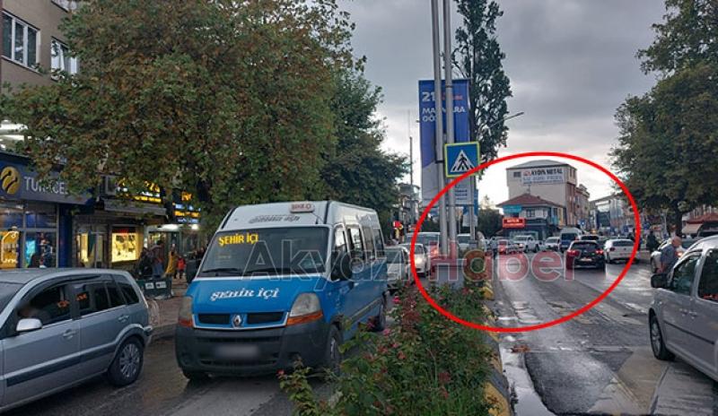 Akyazı'da çift sıra park trafiği kilitledi