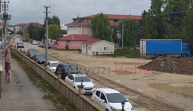 Akyazı'da çamur içindeki okul yolu tepki topladı